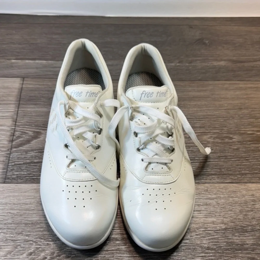SAS White Leather Sneakers woman’s size 9 (j34)